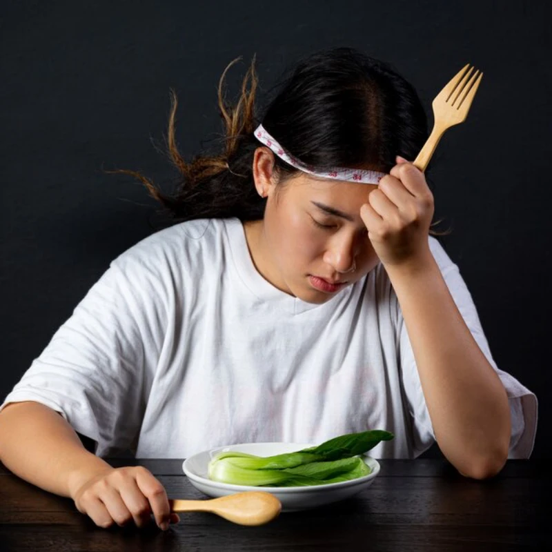 무리한 다이어트로 힘들어하는 여성