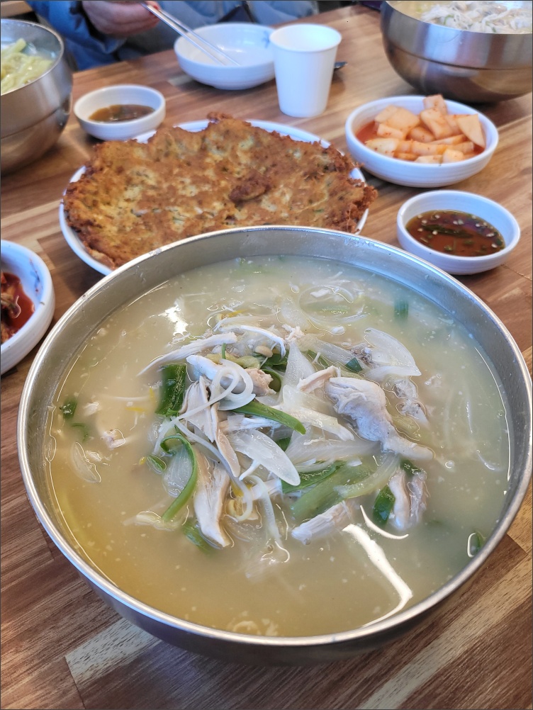 교래곶자왈손칼국수-닭칼국수