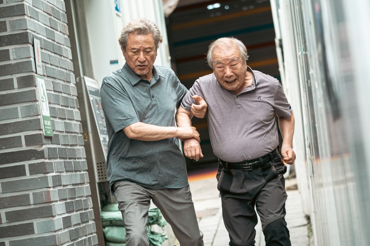 무전 취식 후 쫓아오는 직원을 피해 도망가는 두 명의 노인