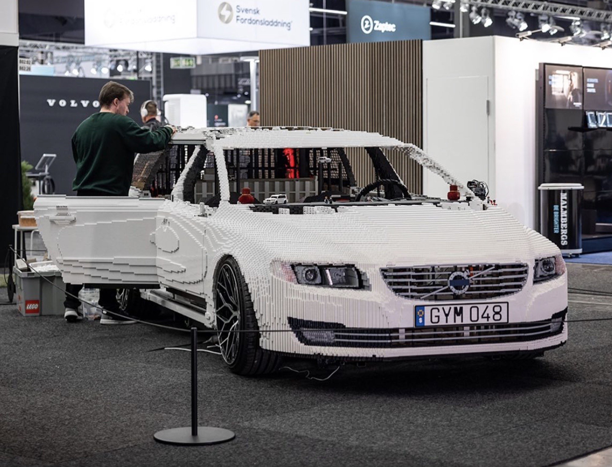 볼보자동차의 중형 왜건 'V70'이 실물과 똑같은 크기의 레고 자동차로 재탄생해 화제다.