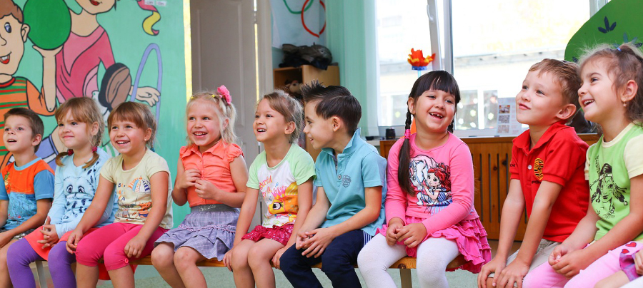 아동복지에 관련한 유아들의 모습이 담긴 사진