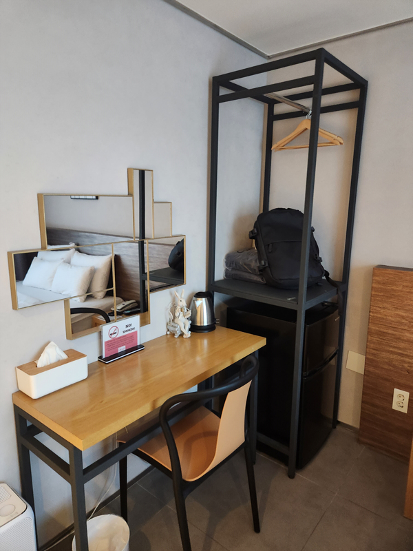 테이블과_옷걸이