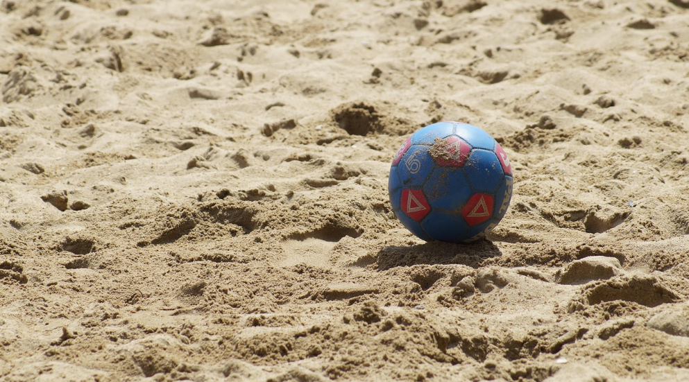 모래사장 위 축구공