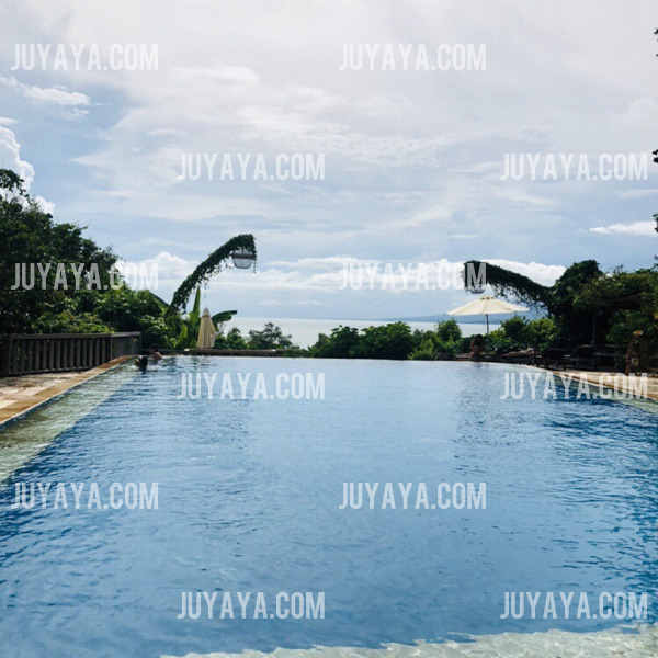 자연과 어우러진 캄보디아 시엠립의 인피니티 풀 전경.