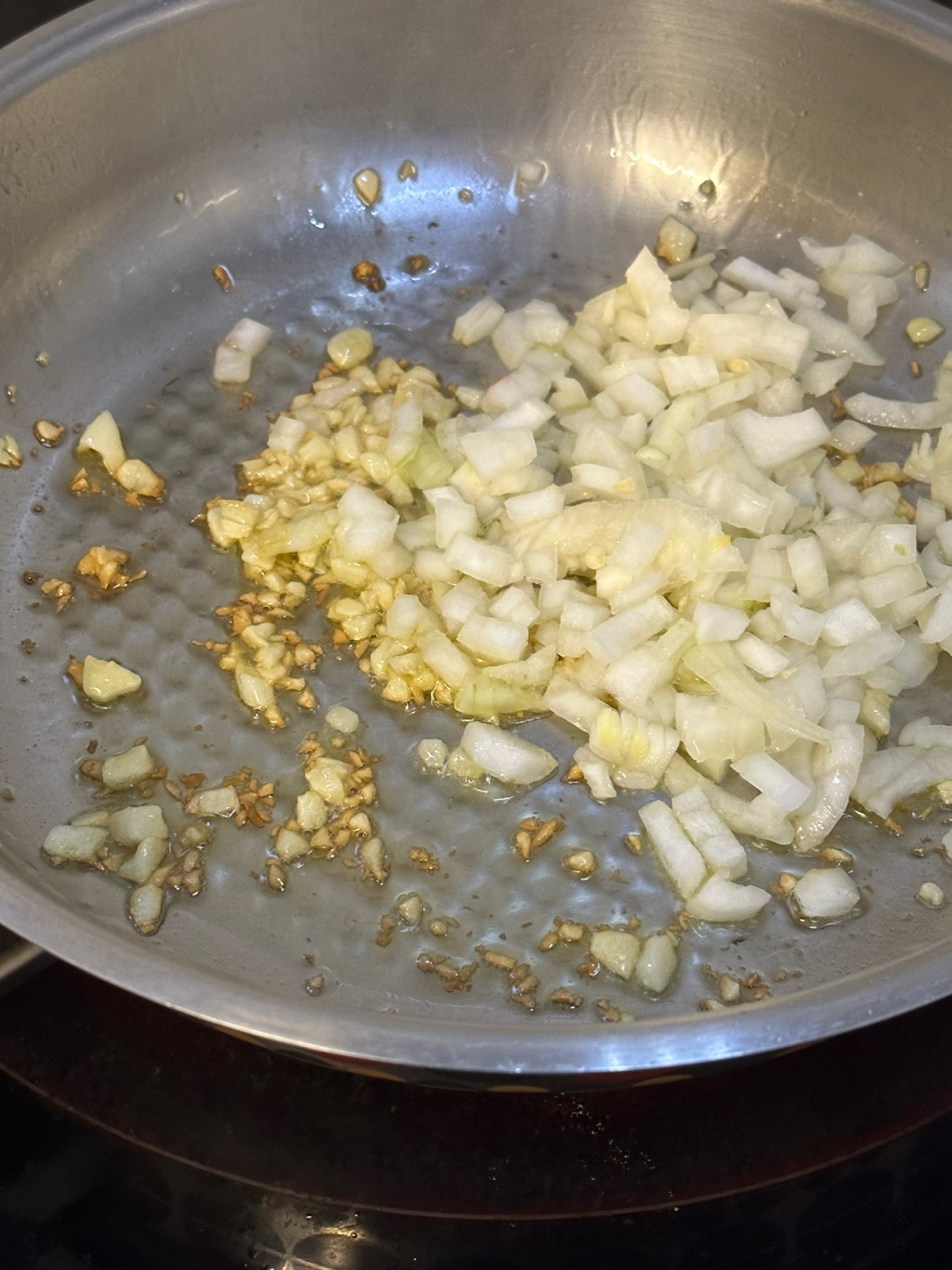 후라이팬에-다진마늘과양파