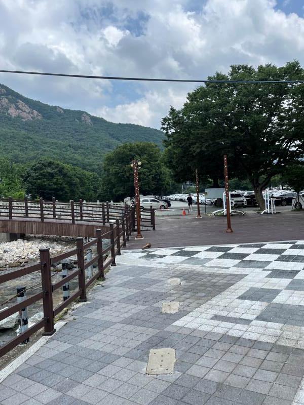 동학사 계곡 주차장