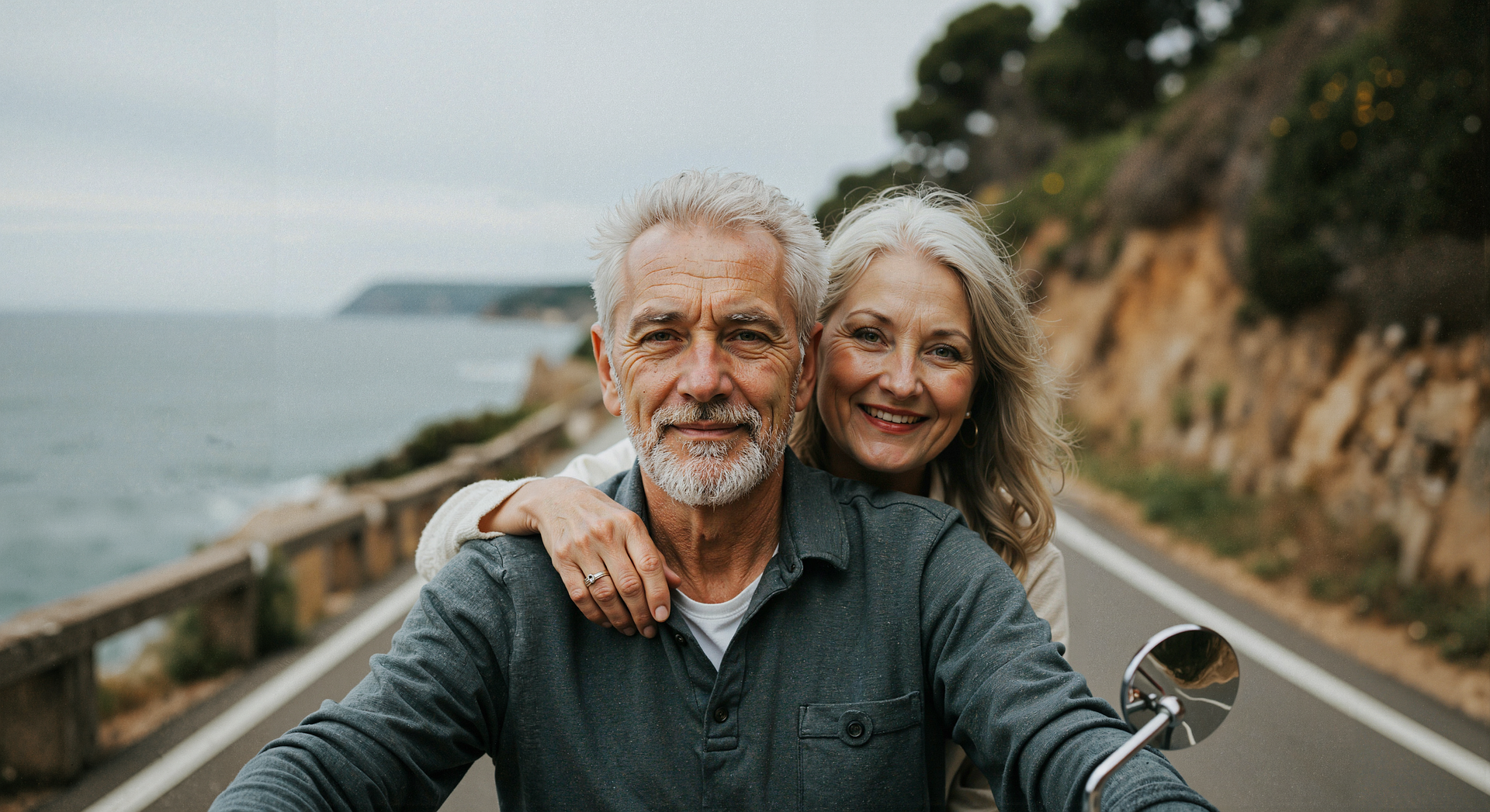 바이크를 타고 있는 중년의 부부