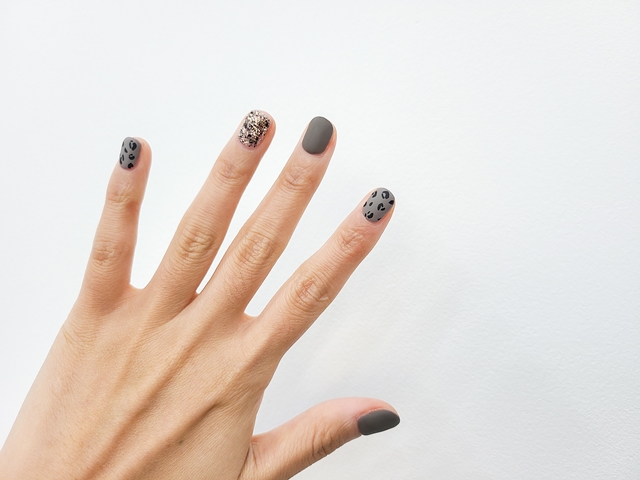 호피 네일아트가 완성된 손