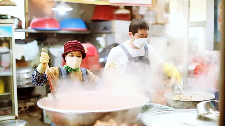 이만기 동네한바퀴 족발집 90년 역사의 관고 전통시장 정 깊은 모자의 닭발편육 이천 맛집 소개