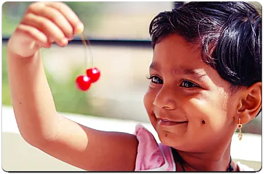 체리들고 있는 아이