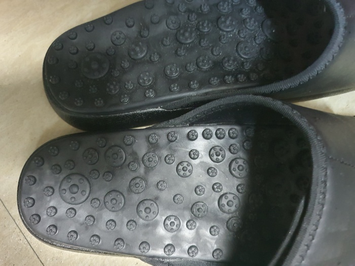 돌기가-올라와있는-검은색-지압슬리퍼