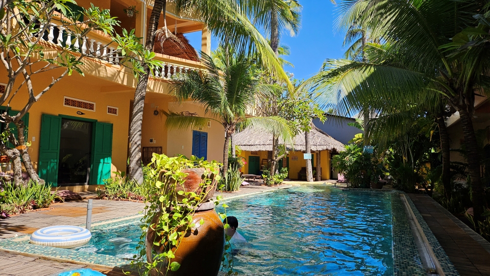 미뇽호텔 수영장 분위기 좋음