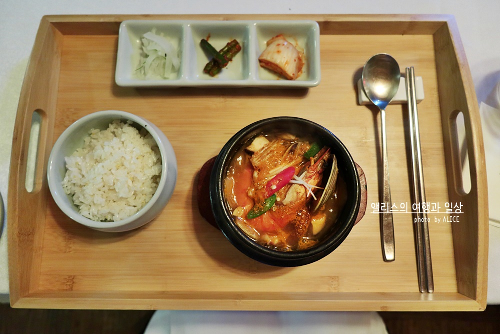 제주 전통 5성급 호텔 씨에스 다이닝 레스토랑 크리스마스 특별한 코스메뉴