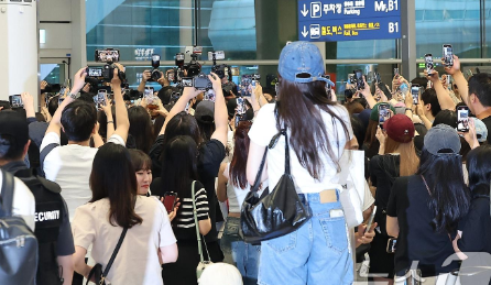 변우석 공항 팬서비스 논란