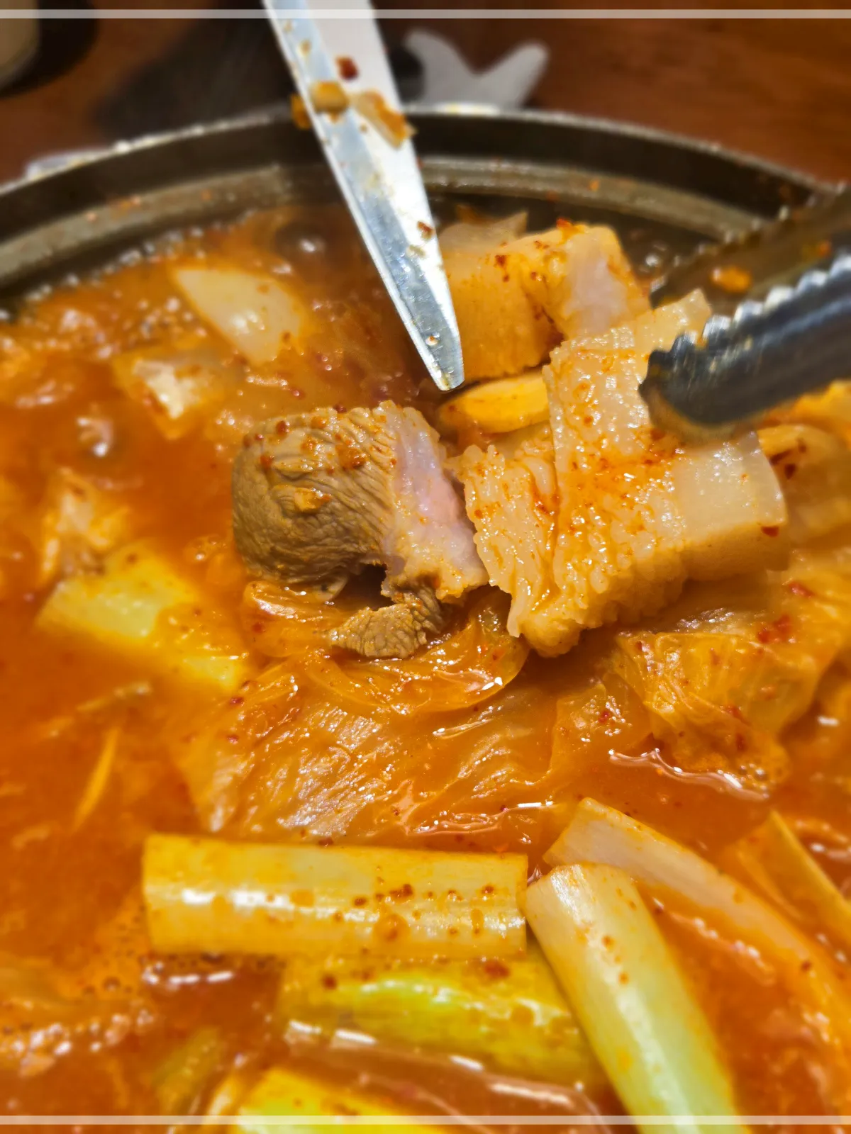 오늘도웃자두루치기본점-김치찌개에-들어있는-고기