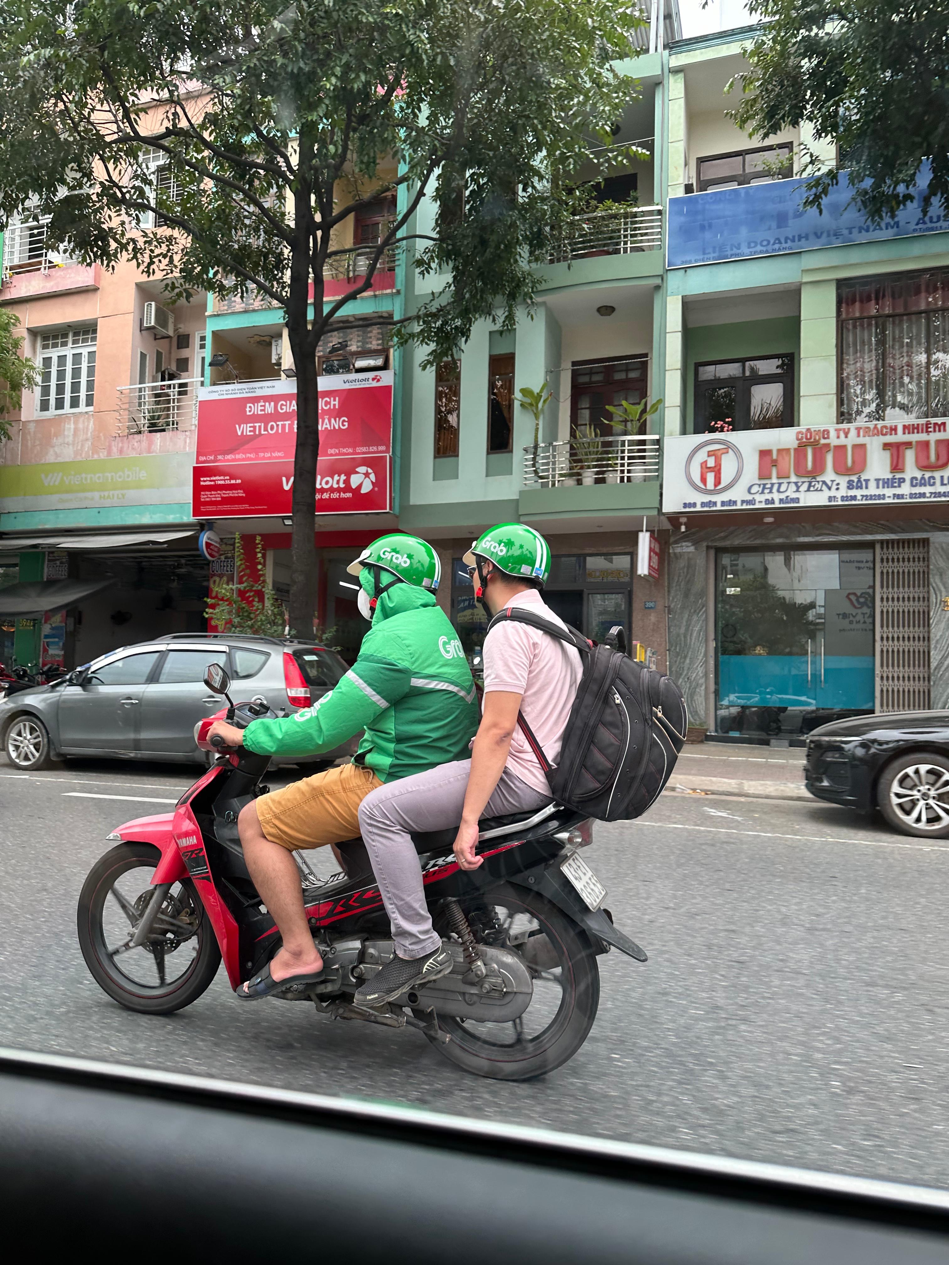 바나힐로 가는 택시 안에서 찍은 오토바이 그랩 사진