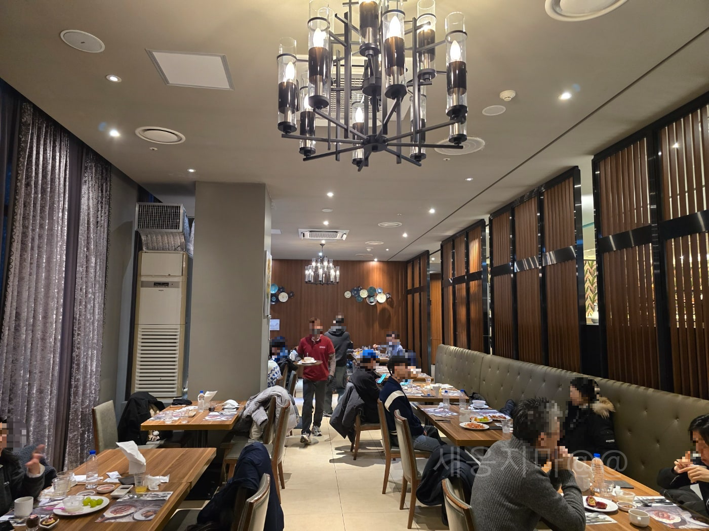 더아리엘-목동점-홀-식사자리