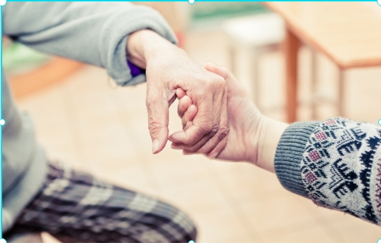 부모님 손잡아 주는 모습