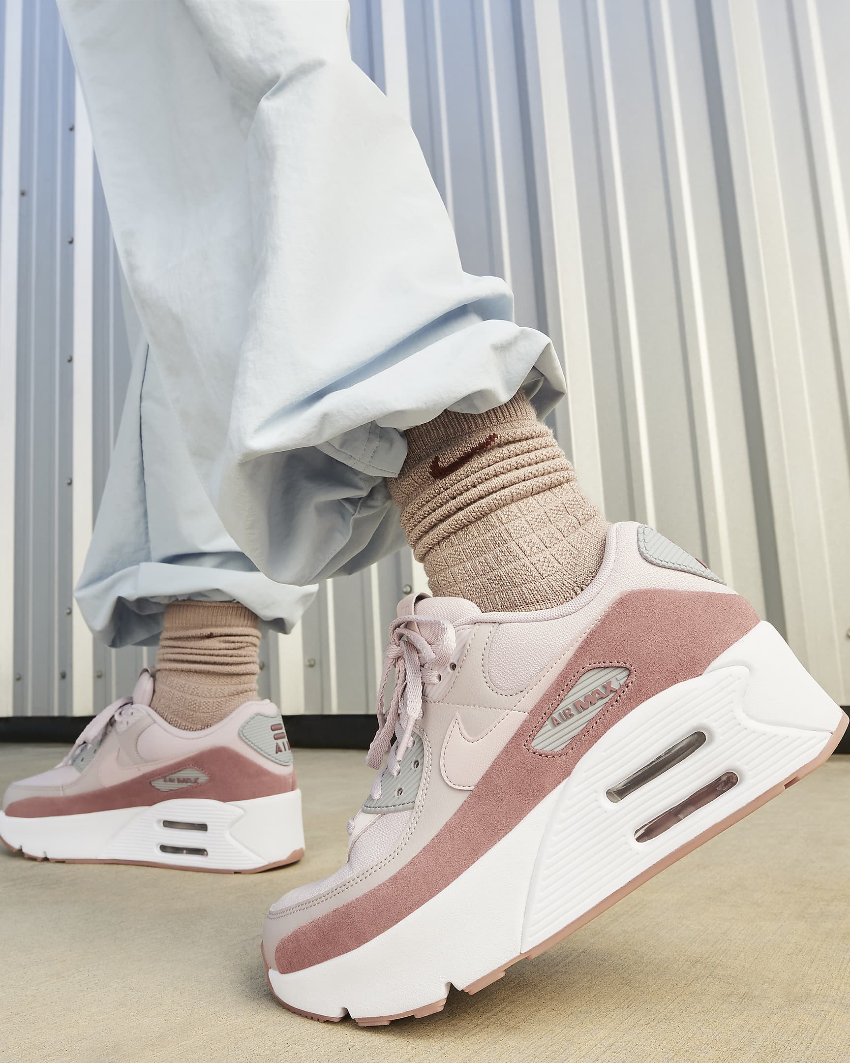 나이키 에어맥스 90 LV8 가격 확인 및 구매하기