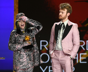 왼)빌리 아일리쉬 오)피어니스 오코넬