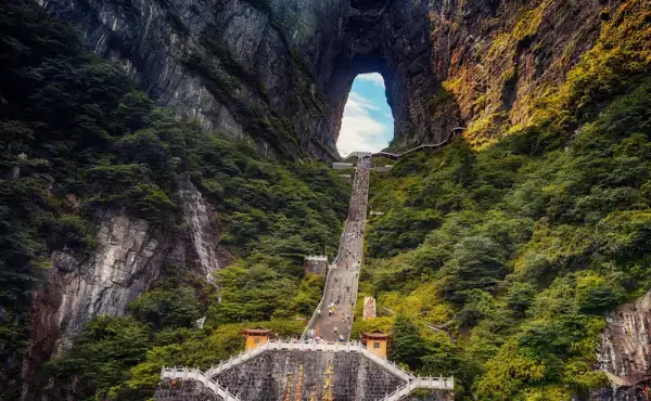 가을빛으로-물든-천문동굴의-웅장한-풍경