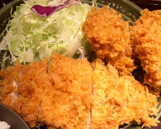 잘 익은 김치가 들어간 김치전 반죽이 그릇에 담겨 있습니다.