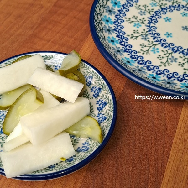 피클이 접시에 담겨 있습니다.