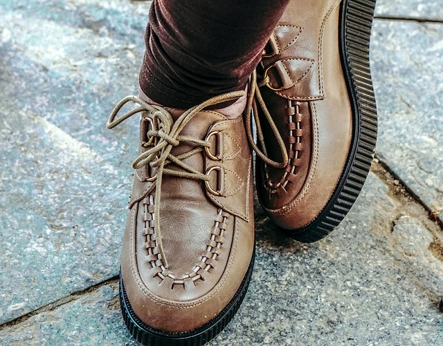 발닥닥 통증 원인; 딱딱한 신발 착용