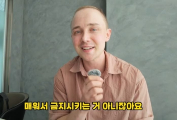 삼양식품이 제조한 붉닭볶음면 일부 제품이 덴마크에서 '너무 맵다'는 이유로 리콜된 가운데, 스웨덴 출신 유튜버는 "붉닭 금지가 북유럽 국가의 외국인 혐오와 폐쇄적 국가 정서가 작동한 결과"라고 주장했다. [사진=유튜버 채널 '스웨국인']