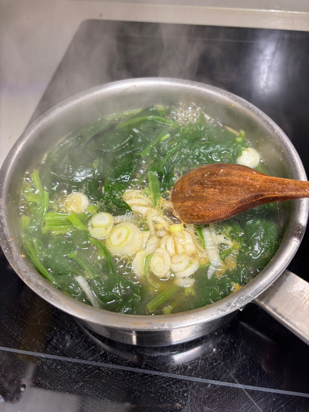 시금치 된장국이 팔팔 끓고 있다.