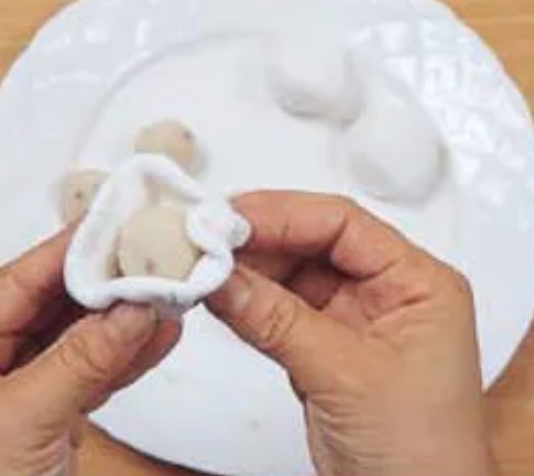 한국의 떡 종류 닭알떡-떡 반죽에 거피팥소 넣기