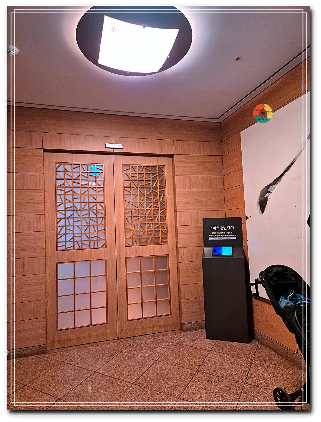 담하_순번대기-나무문-나무조각-불투명유리창