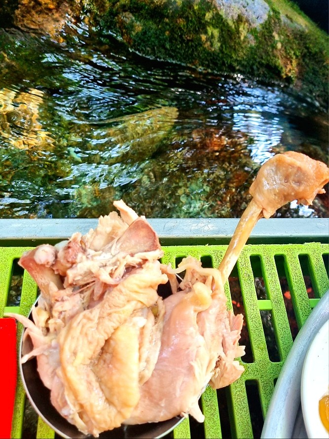 지리산 하동 쌍계사 계곡 신진식당 옆 신흥식당: 계곡 물놀이, 발 담그고 백숙 먹기