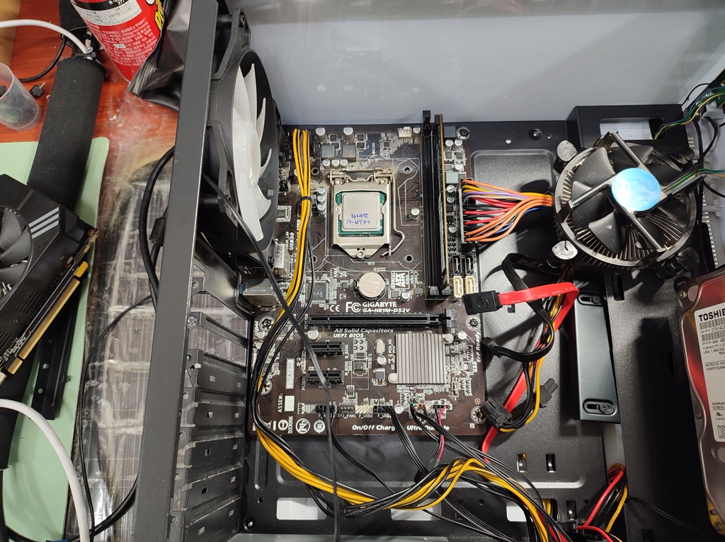 손님 CPU를 재장착하고 증상 확인 중