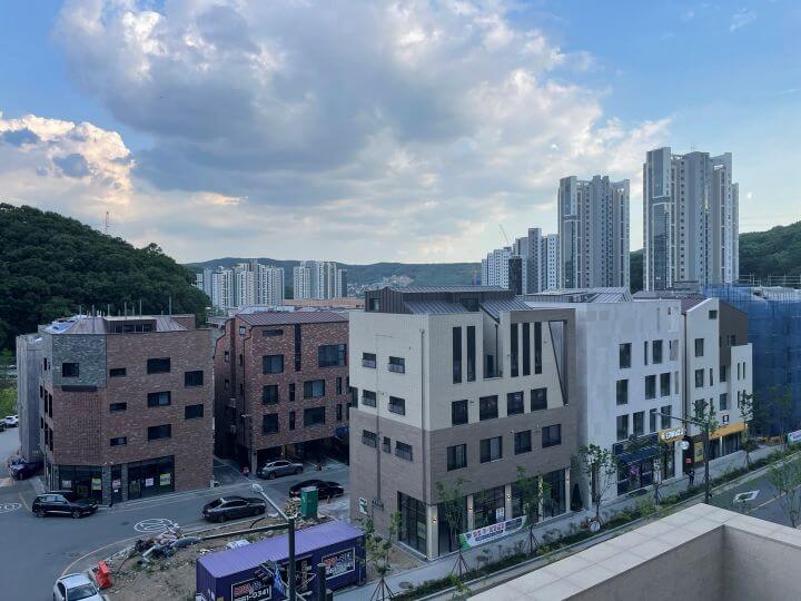 위에서 내려다본 대장동의 모습을 보여주고 있다. 산간으로 둘러 쌓여 있는 것을 확인 할 수 있다.