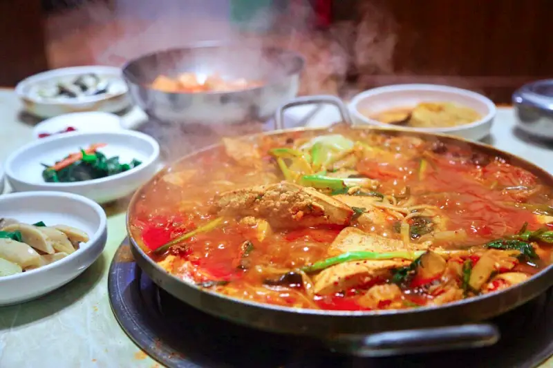 식객 허영만 백반기행 171회 성지루 편 보리새우 감칠맛 국물의 고기 품은 두부 전골 조합 대전 계족산 맛집 소개