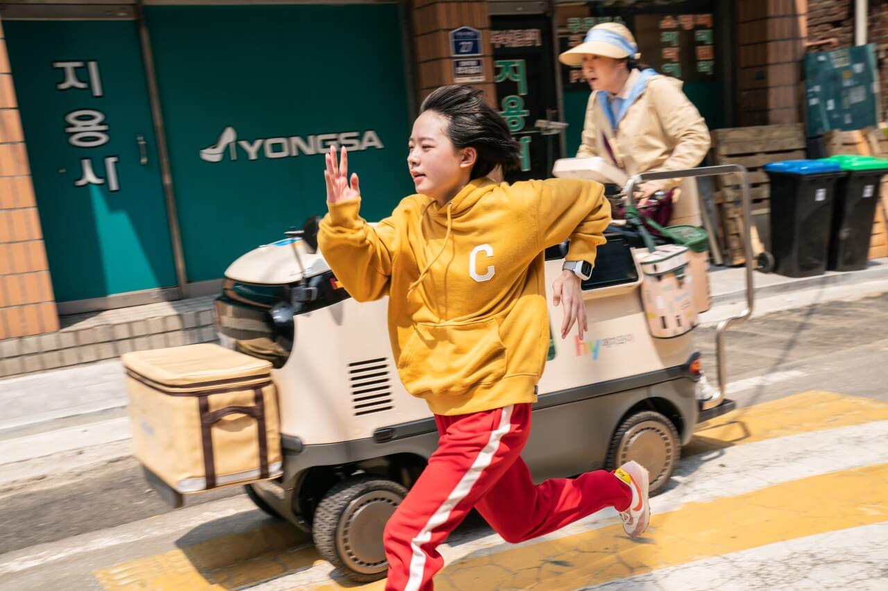 요구르트 배달 차를 모는 선녀를 배경으로 달리는 완서