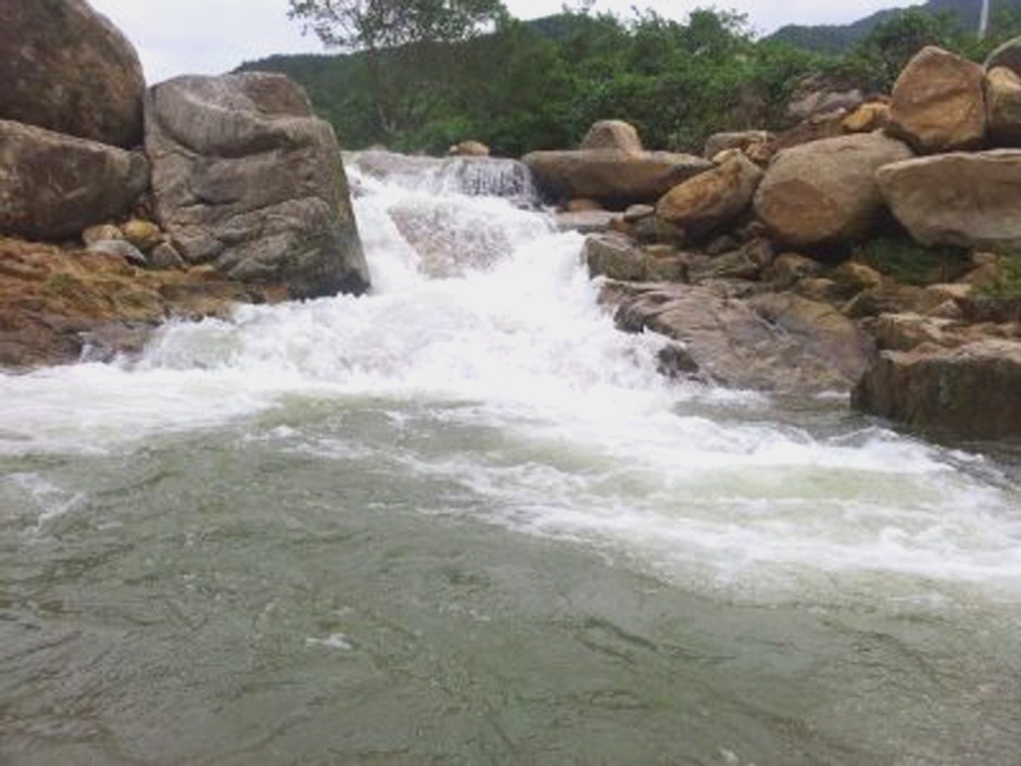 바위 위 미끄러운 물길과 웅덩이가 조화로운 자연 슬라이드 구조이다. [ⓒ한국관광공사]