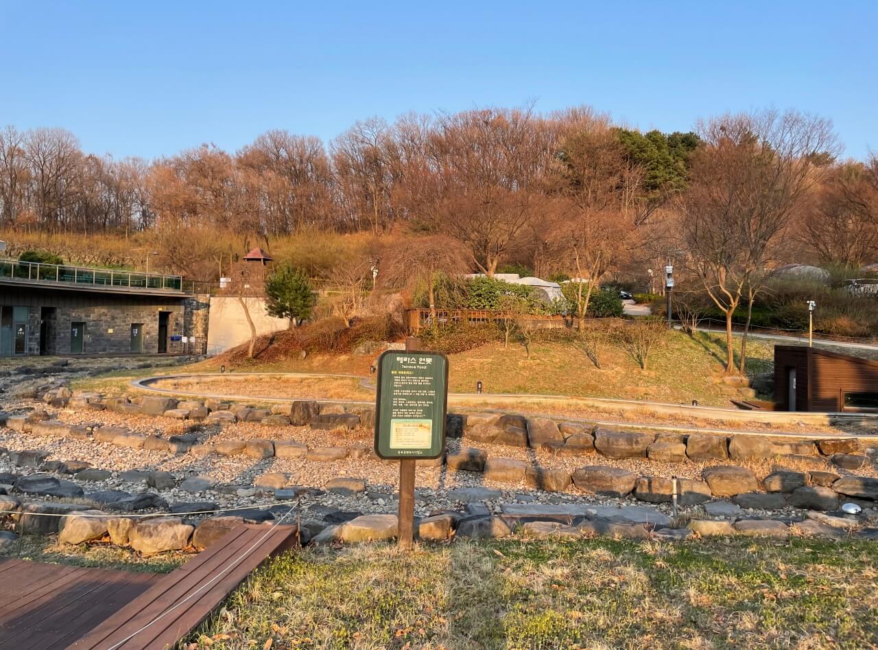 입구에 위치한 연못입니다. 여름엔 시원할것 같습니다.