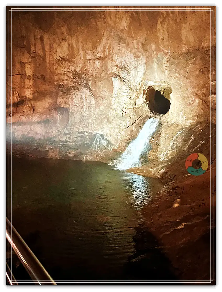 환선굴_동굴내부벽-구멍-폭포