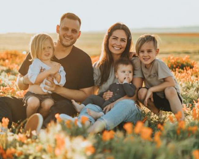 환하게 웃는 가족사진