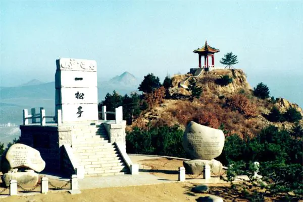 일송정 비석 정자