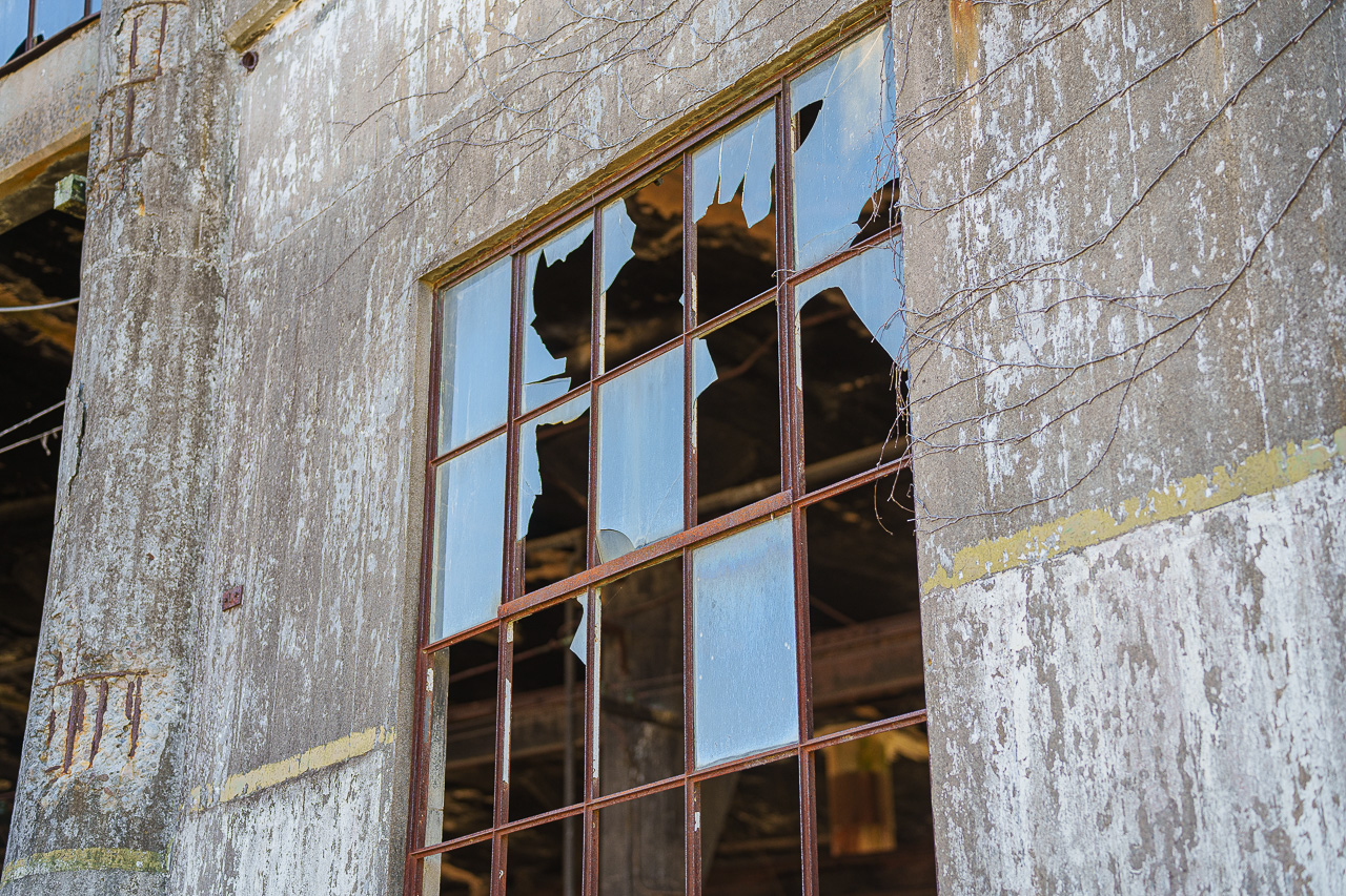 옛 분고모리 기관고의 깨진 창문