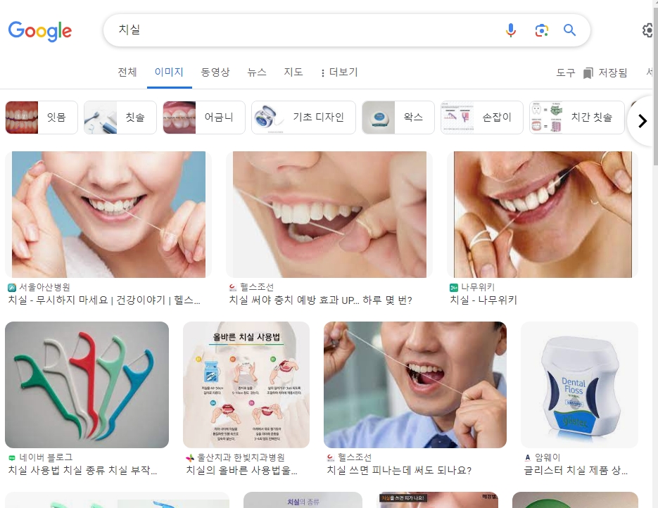 깔끔하게 정돈된 욕실 선반 위의 칫솔과 치약 등 구강 용품들