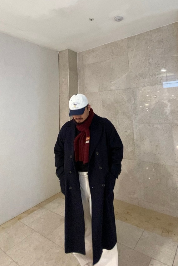 데일리룩('25. 11. 28.)조이스베케이션 투톤 볼캡 야구모자, 리끌로우 울터치머플러 목도리, 그레이휴 더블브레스티드 롱코트, 무신사스탠다드 벌룬팬츠, 뉴발란스 스니커즈 화이트