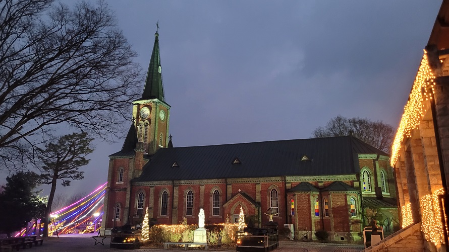 음성 감곡매괴성모순례성당 야경 사진입니다. 대림시기 2025년 12월 7일에 왔기에 성탄 전등 장식이 예뻤습니다.