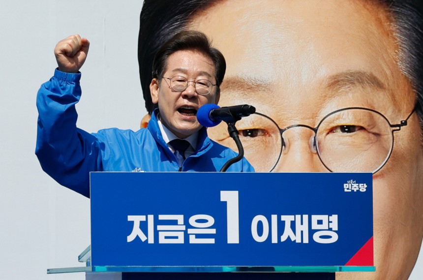 이재명 더불어민주당 대선후보가 제21대 대통령선거 공식 선거운동이 시작된 12일 오전 서울 종로구 광화문광장에서 열린 중앙선거대책위원회 출정식에서 연설을 마친 뒤 두 손을 들어 시민들에게 인사하고 있다.