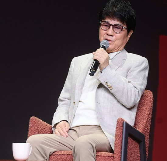 조용필이 노래를 부르고 있는 모습1
