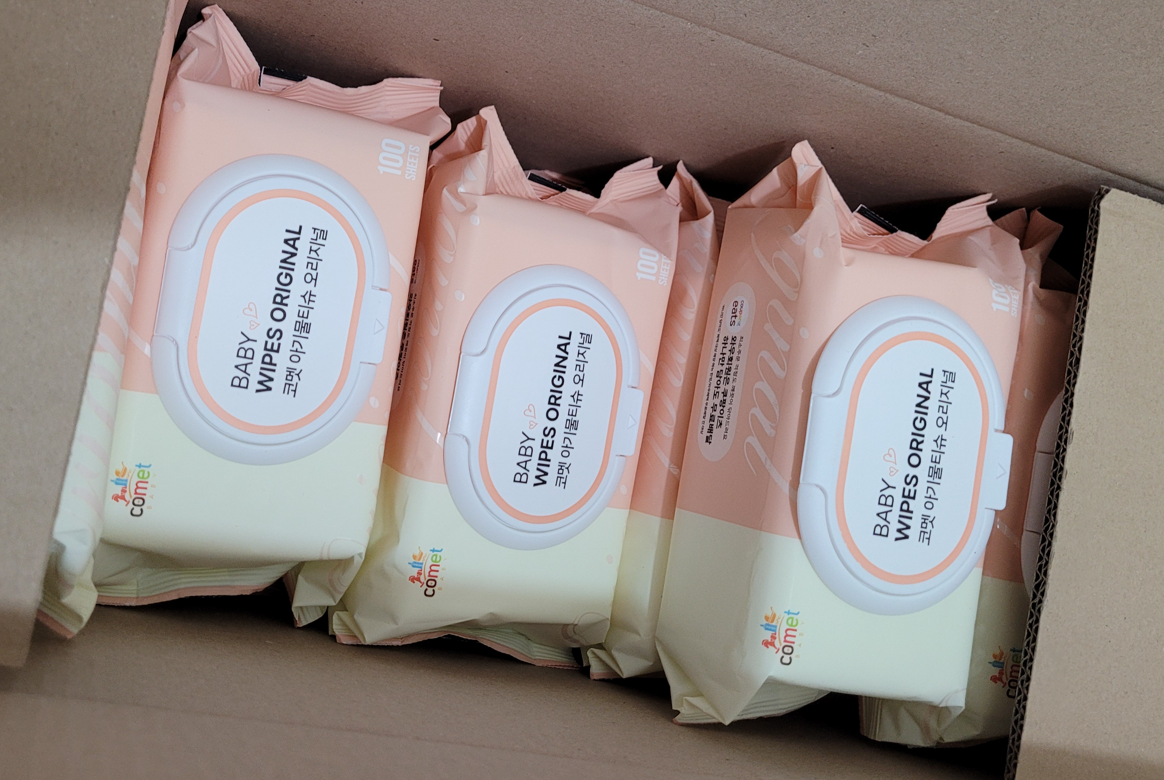 박스안에 아기물티슈 제품 20개