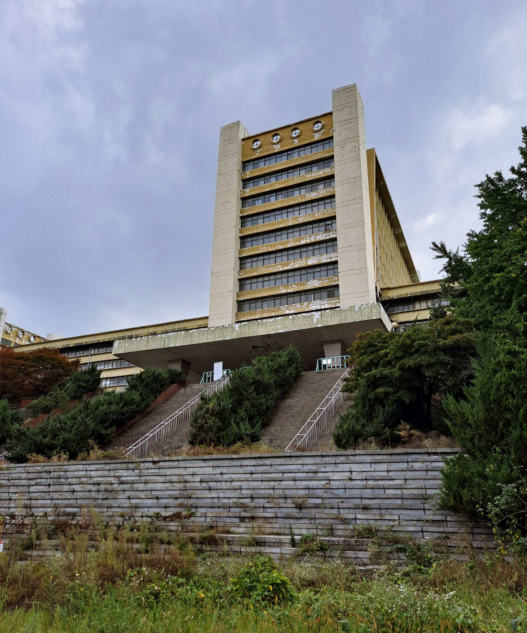 도로변에서 바라본 인천대학교 본관